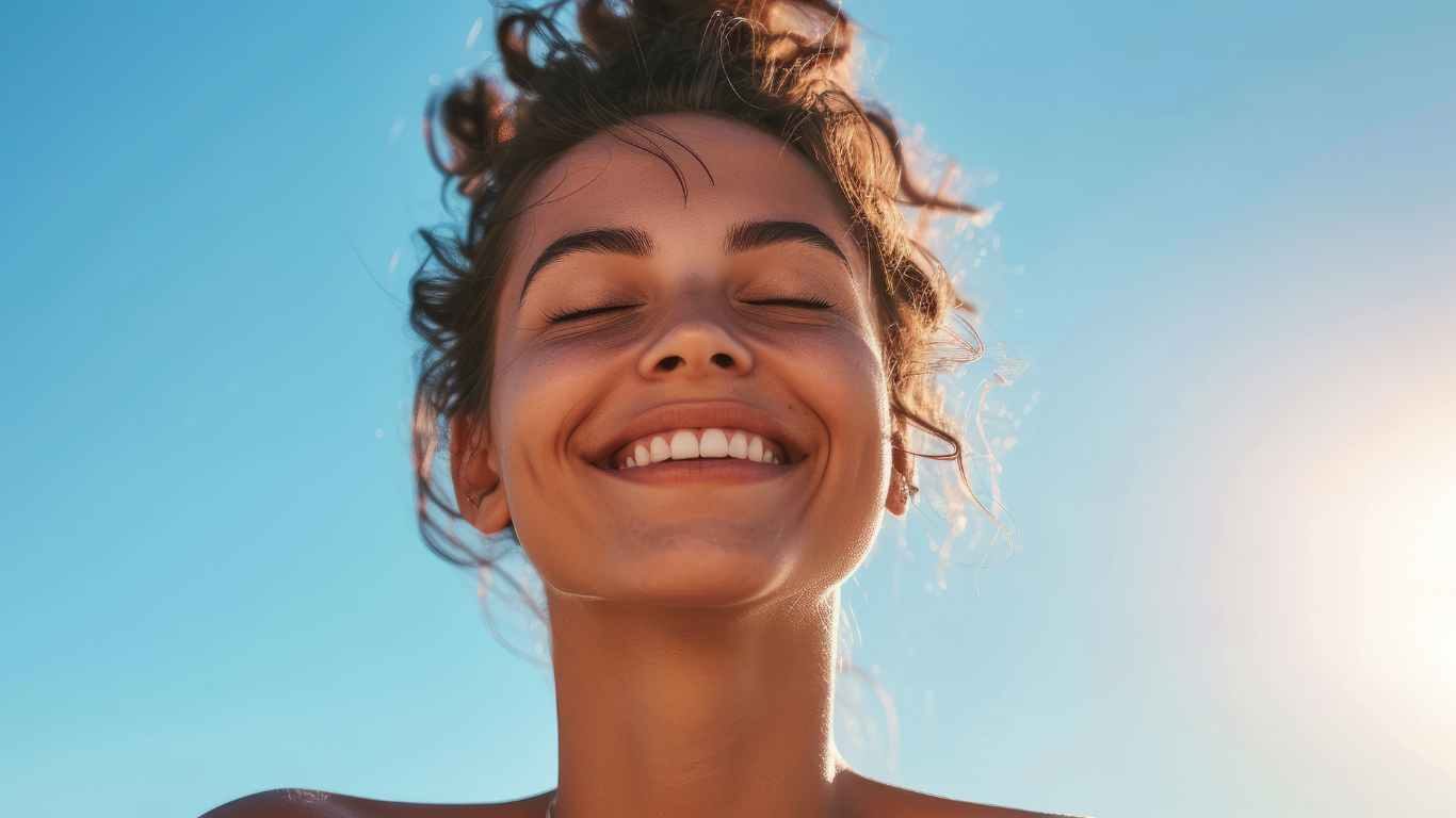 Summer Hair Care | Smiling woman with brown curly hair
